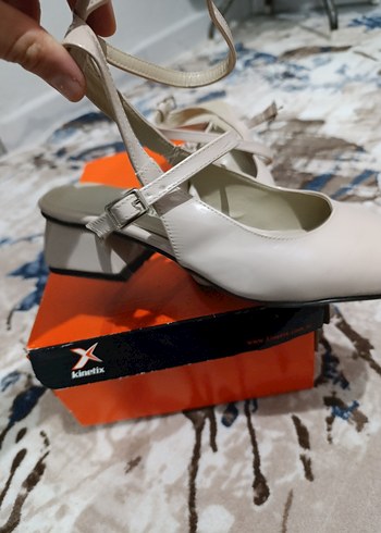 Beyaz Tokalı Stiletto Kadın Klasik Ayakkabı - Görsel 3