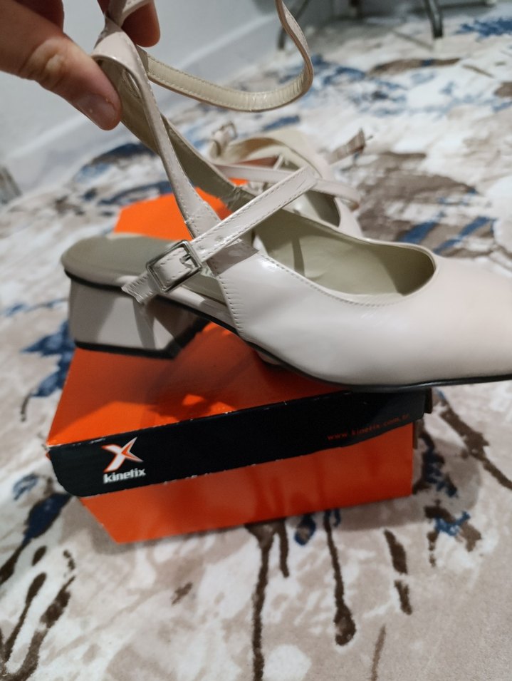 Beyaz Tokalı Stiletto Kadın Klasik Ayakkabı - Görsel 3