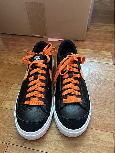 Siyah turuncu detaylı casual ayakkabı