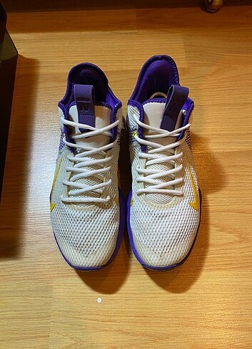 Nike LeBron witness 4 voltage purple 