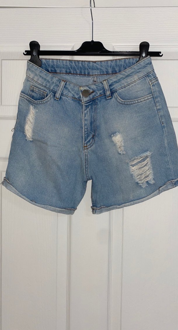 Kadın Mavi Yırtık Mini Denim Şort - Görsel 3