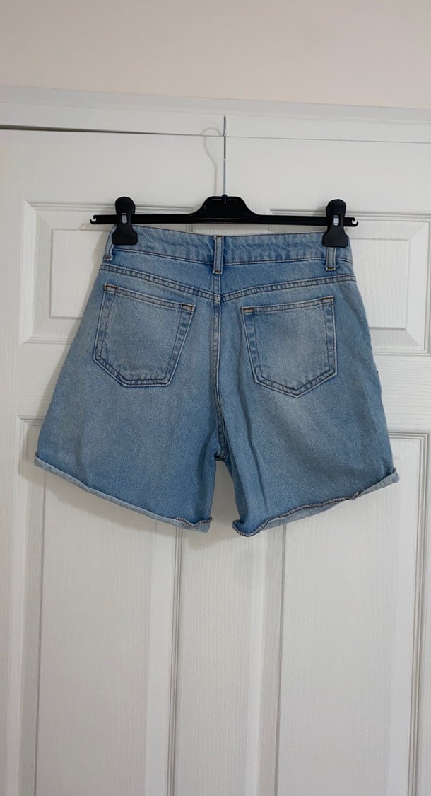 Kadın Mavi Yırtık Mini Denim Şort - Görsel 4