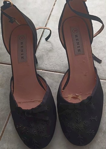 Siyah Nakışlı Kemerli Stiletto Topuklu Kadın Ayakkabı