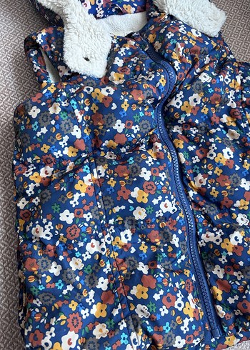 Kapüşonlu Çiçek Desenli Kız Yeleği - Görsel 3