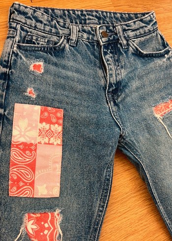 Kız çocuk Pastel Kırmızı Yama Detaylı Bol Kesim Kot Pantolon - Görsel 2