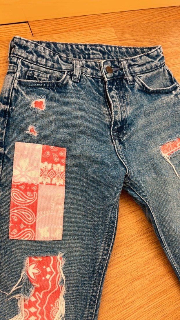 Kız çocuk Pastel Kırmızı Yama Detaylı Bol Kesim Kot Pantolon - Görsel 2