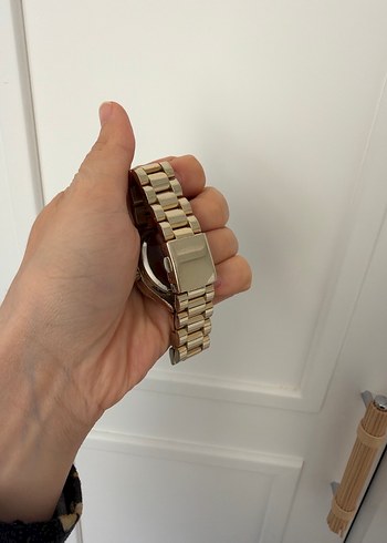 Parlak Altın Renkli Kadın Kol Saati - Görsel 2