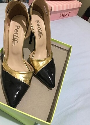 Gold siyah ince topuklu ayakkabı