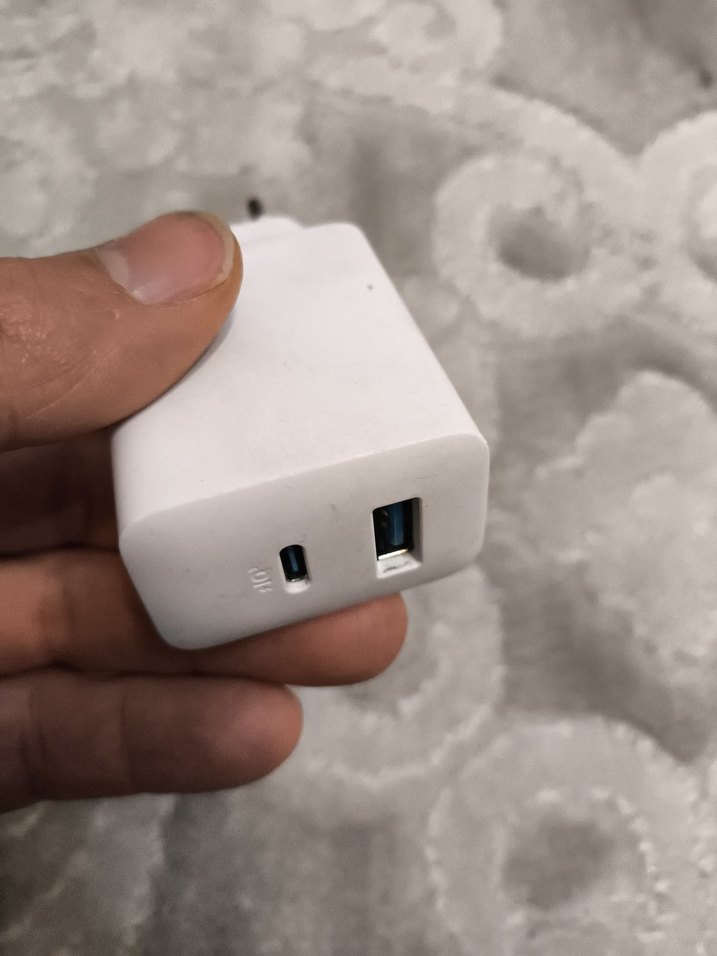 Beyaz ve Gri Çift USB Telefon Şarj Cihazı anker - Görsel 4