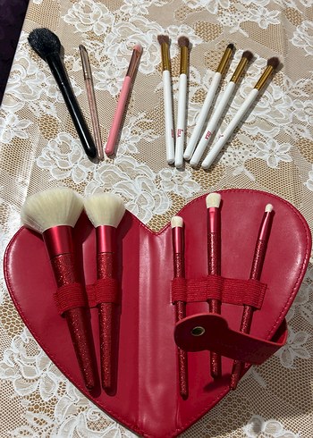 Kırmızı Kalp Kutulu Makyaj Fırça Seti - Görsel 15