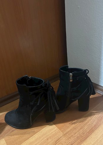 Siyah Süet Tokalı Blok Topuklu Kadın Bot