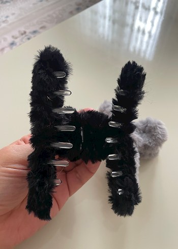 Zara Gri ve Siyah Kürklü Kadın Toka iki adet fiyatıdır