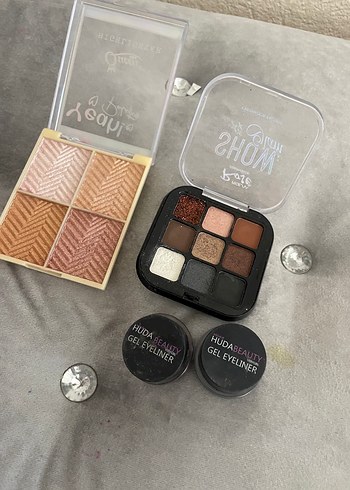 Bej tonlarında far paleti ve jel eyeliner seti