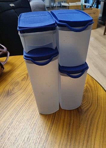 Tupperware saklama kabı mavi kapaklı