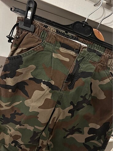 Bershka Kamuflaj pantolon