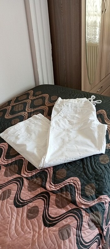 Beyaz pantolon. 