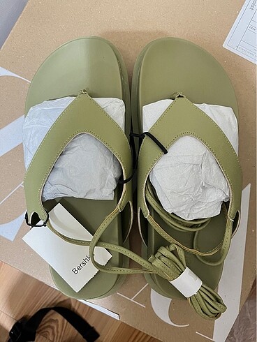 37 Beden yeşil Renk Bershka sandalet