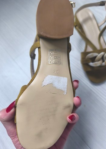 Bej Zincir Detaylı Süet Topuklu Kadın Sandalet - Görsel 4