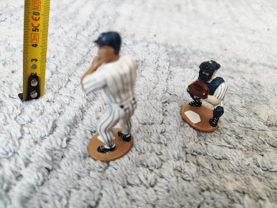 Beyaz Çizgili Beyzbol Oyuncusu Figürleri - Görsel 2