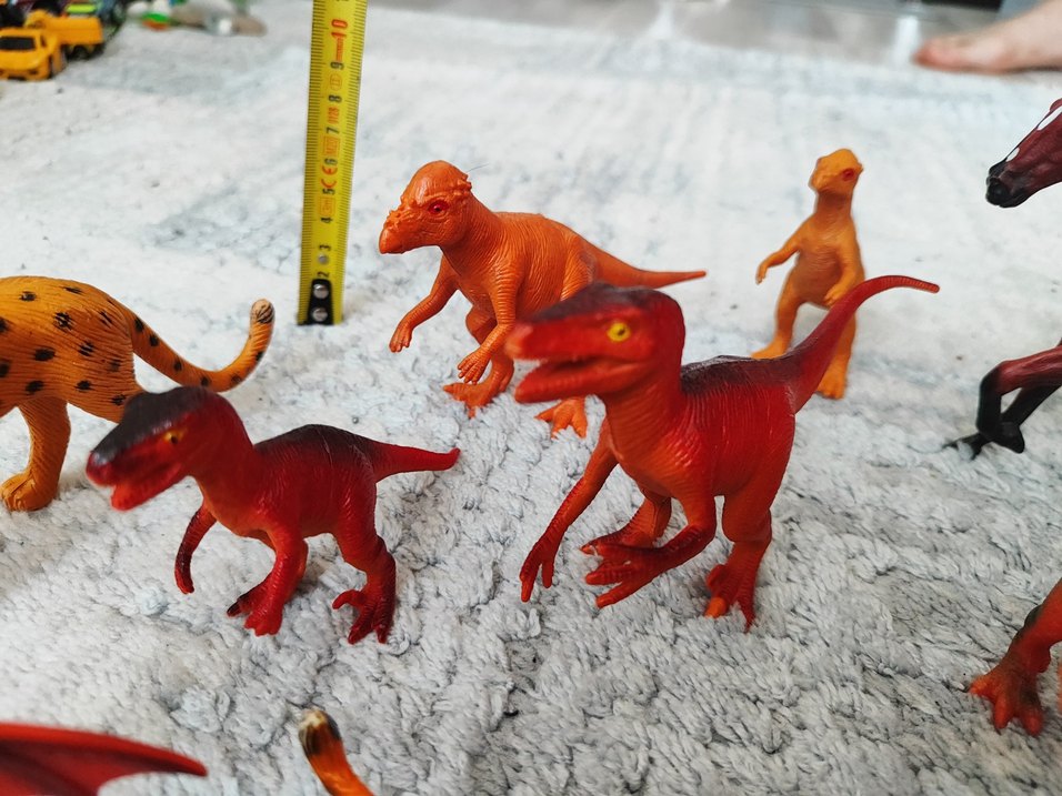 Kahverengi ve Koyu Renkli Dinozor Figürleri - Görsel 2