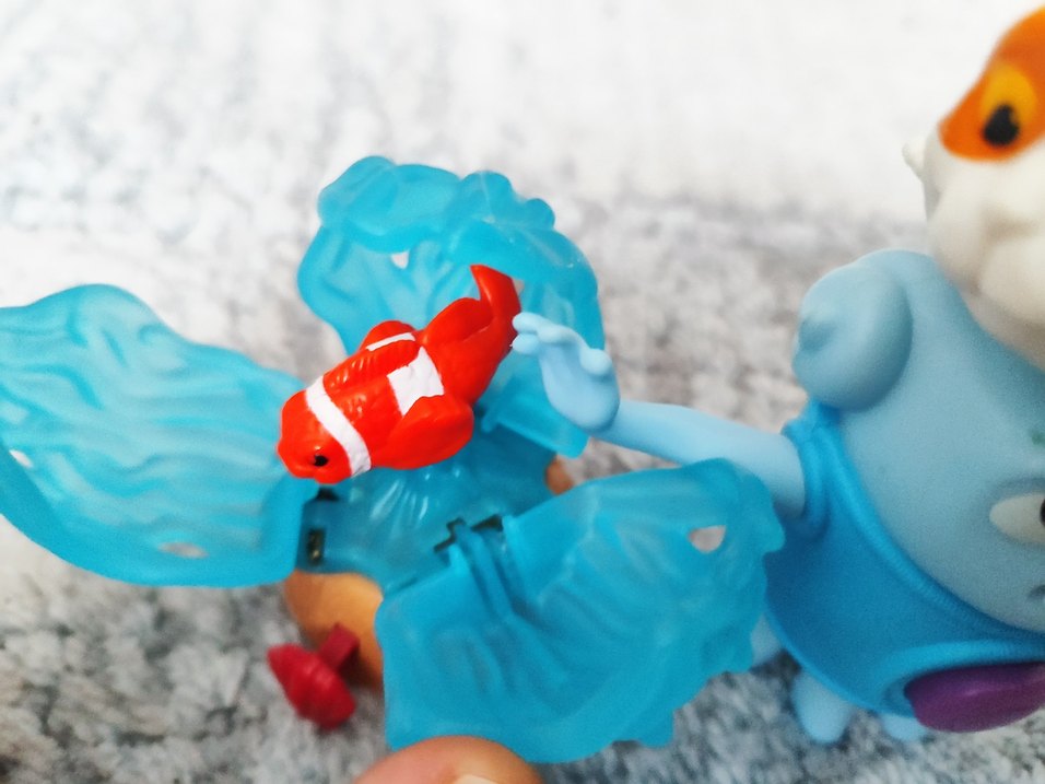 Renkli Mavi Aksiyon Figürü ve Kedi Figürü - Görsel 2