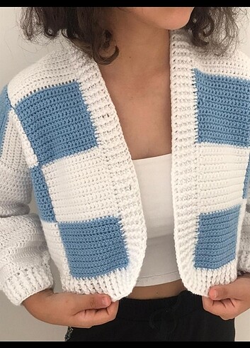 Tasarımcı El örgüsü mavi ve beyaz renkten motifli crop hırka