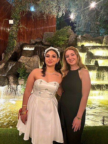 Kısa after party elbisesi