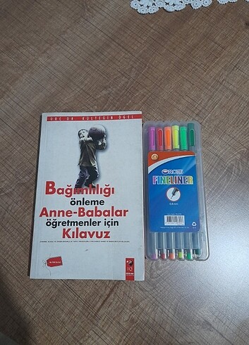 Kitap ve renkli kalemler