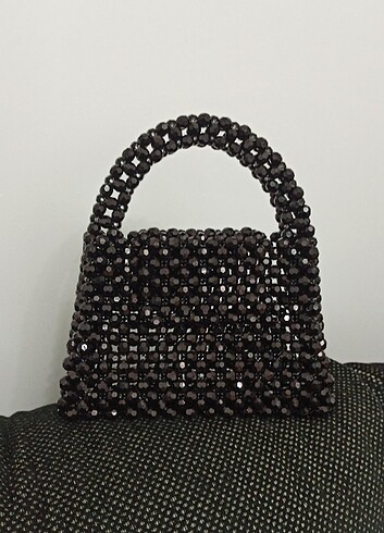 Siyah inci çanta