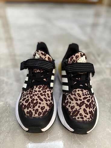 28 Beden Adidas Çocuk Spor Ayakkabı