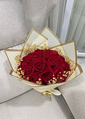 Beden Kırmızı gül kurdeleden çiçek buketi