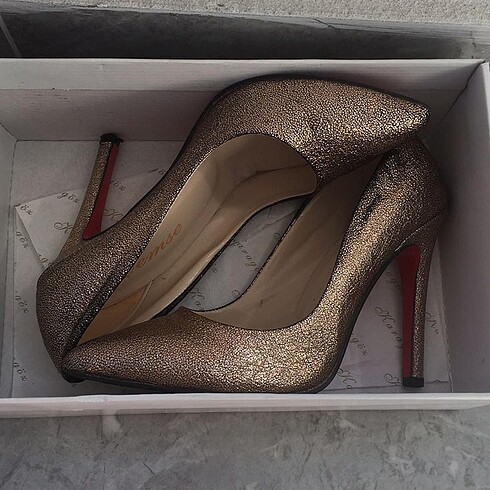 Nine West Gold stiletto ?