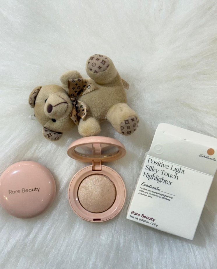 Rare Beauty Işıltılı Aydınlatıcı Beige - Görsel 3