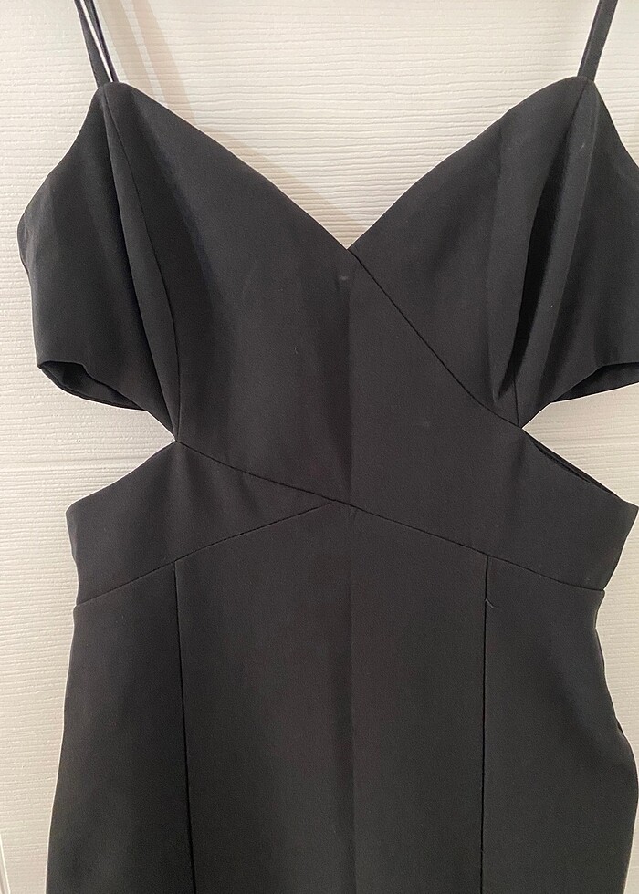 Siyah uzun yırtmaçlı ve detaylı elbise - Görsel 2