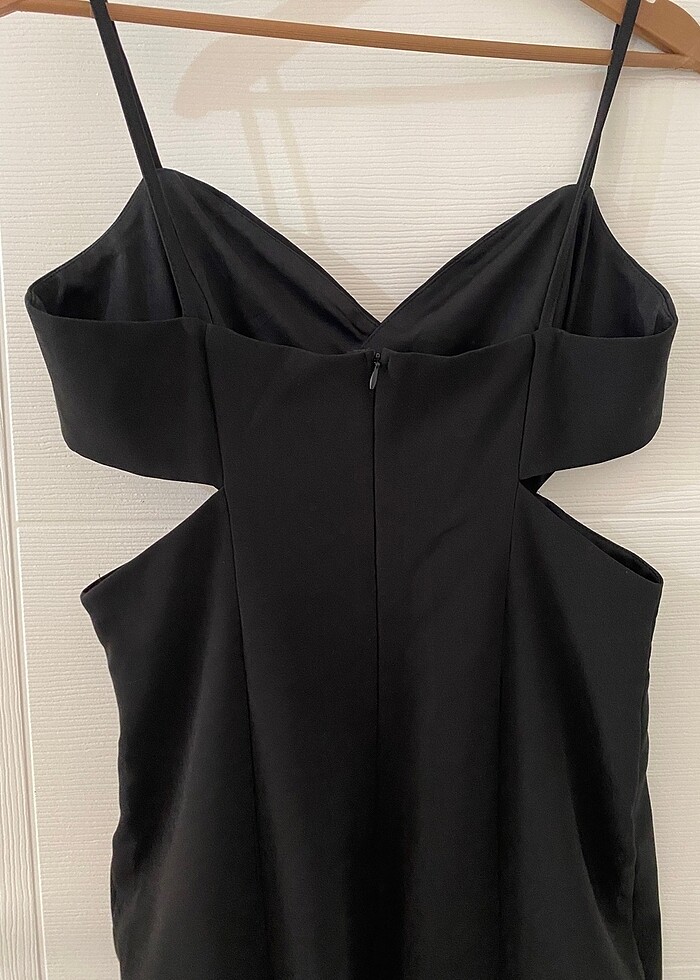 Siyah uzun yırtmaçlı ve detaylı elbise - Görsel 4