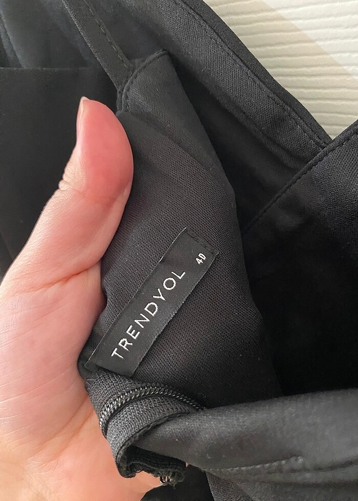 Siyah uzun yırtmaçlı ve detaylı elbise - Görsel 3