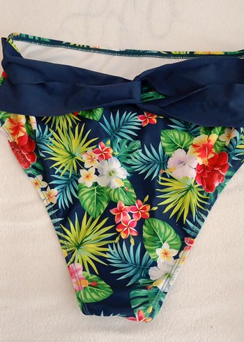 Çiçek Desenli bikini takım