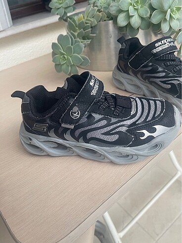 32 Beden Orjinal skechers çocuk ayakkabısı ışıklı