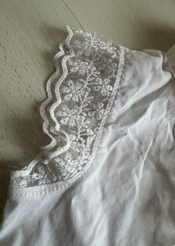 Dantelli beyaz sıfır kol çocuk gömlek - Görsel 5