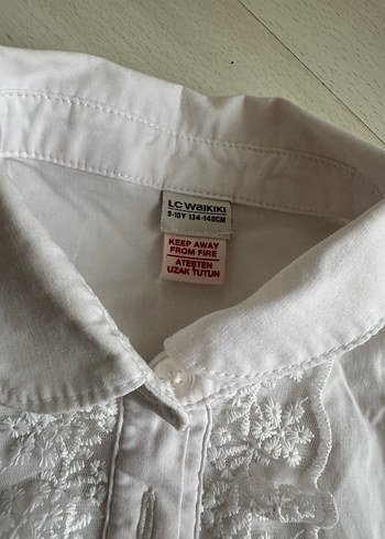 Dantelli beyaz sıfır kol çocuk gömlek - Görsel 4