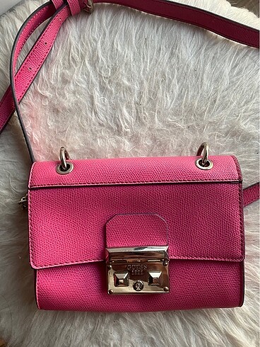 Guess canta