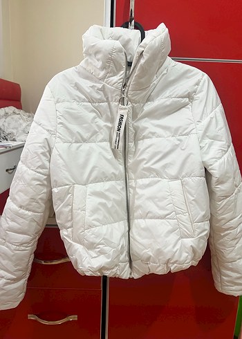 Beyaz Kısa Kesim Fermuarlı Kadın Mont