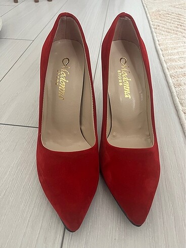 Kırmızı stiletto