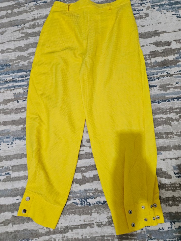 Sarı Düğmeli Kadın Midi Kumaş Pantolon - Görsel 3