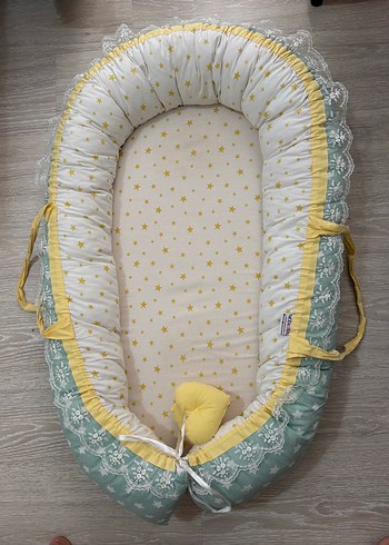 Sarı Nakışlı Bebek Uyku Yatağı