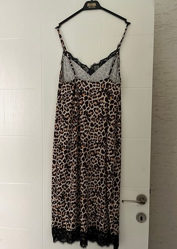 Dantel Detaylı Yılan Desenli Uzun Askılı Elbise - Görsel 2