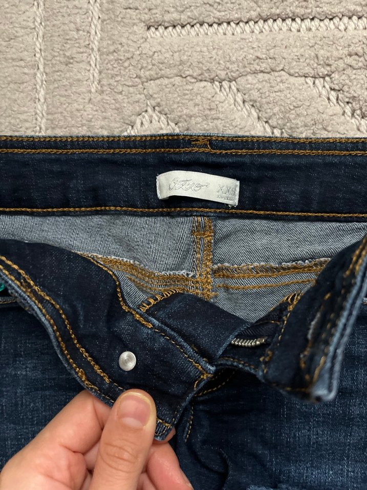 Düğmeli Nakışlı Koyu Mavi Mini Kot Şort - Görsel 2