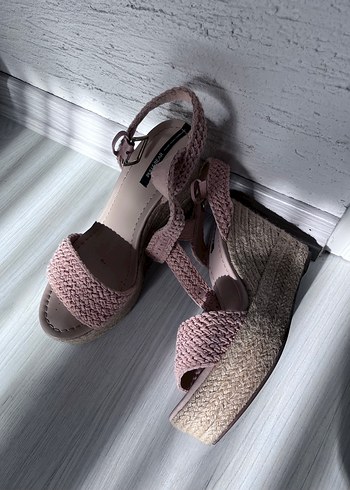 Pembe Hasır Detaylı Kadın Dolgu Topuk Sandalet - Görsel 2