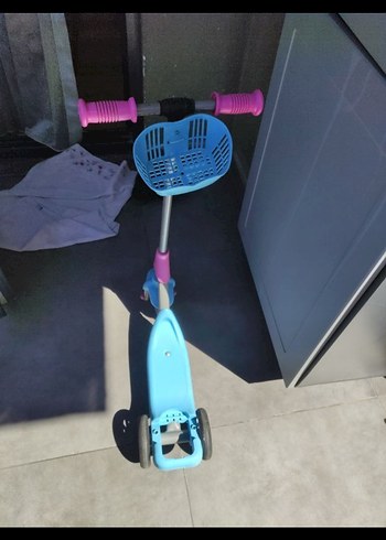 Mavi ve Pembe Renkli Çocuk Scooter'ı - Görsel 2