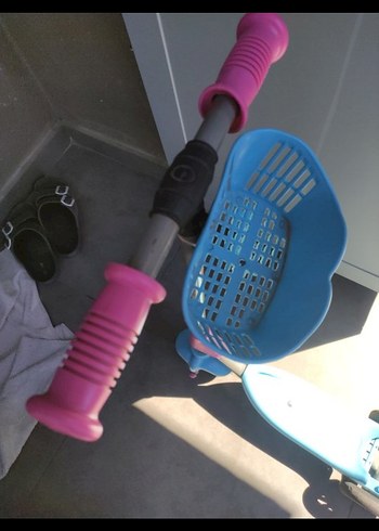 Mavi ve Pembe Renkli Çocuk Scooter'ı - Görsel 3